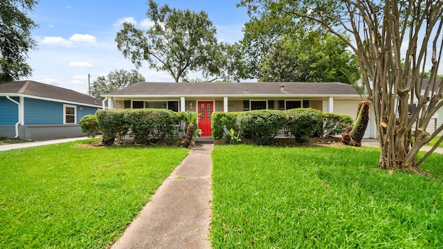 ranch-style house featuring a front yard