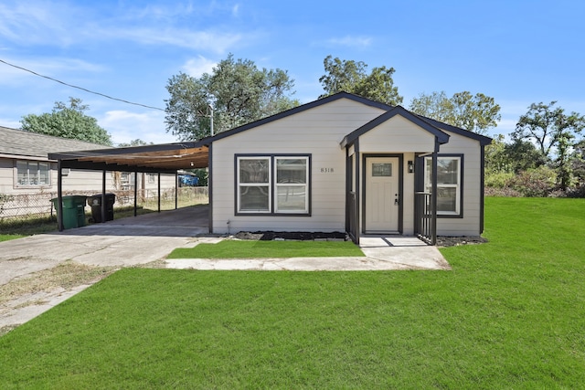 view of front of home featuring a carport and a front yard