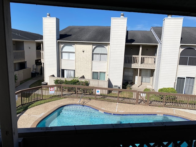 view of swimming pool