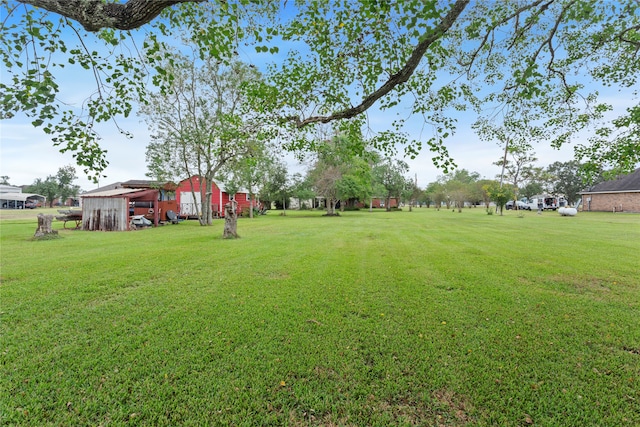 view of yard featuring an outbuilding