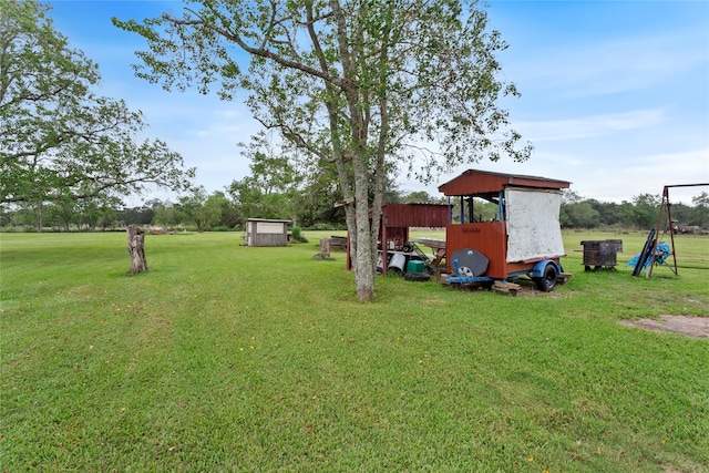 view of yard featuring a storage unit