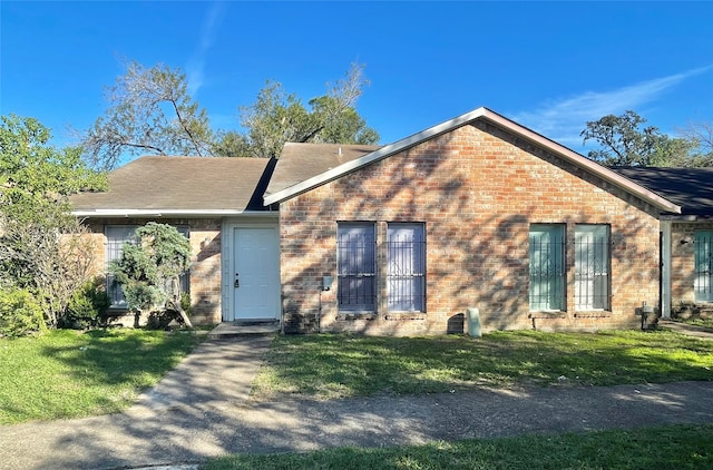 view of front facade featuring a front lawn