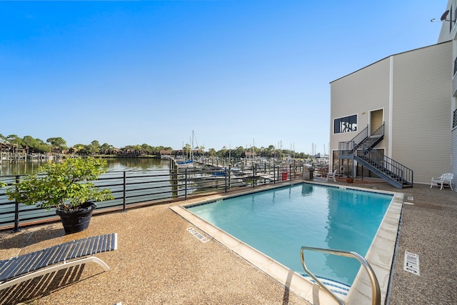 view of pool featuring a water view