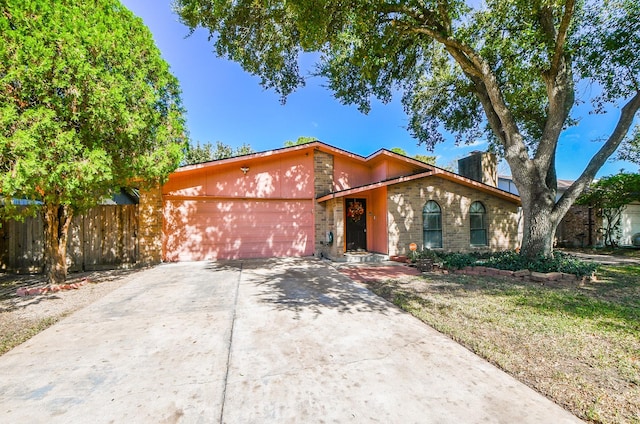 view of front facade featuring a garage and a front yard