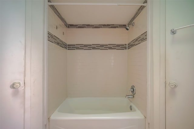 bathroom with tiled shower / bath combo