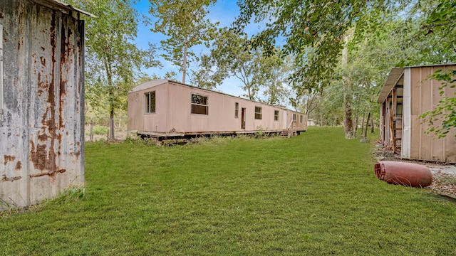 view of yard with an outdoor structure