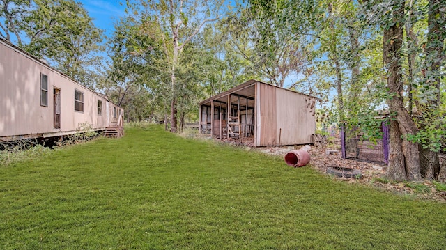 view of yard featuring an outbuilding