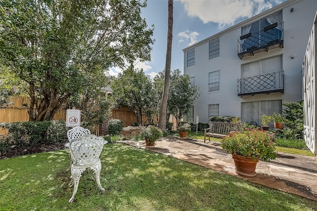 2333 Bering Dr Unit 139, Houston, TX 77057 - view of yard featuring a patio area