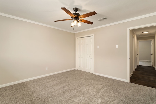 carpeted empty room featuring ornamental molding and ceiling fan