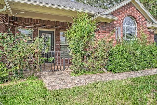 property entrance featuring a yard