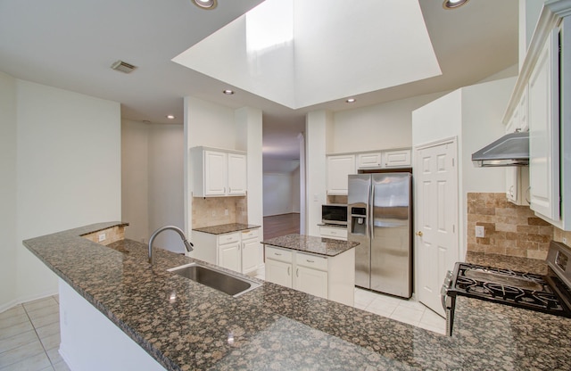 kitchen featuring white cabinetry, stainless steel appliances, sink, and kitchen peninsula