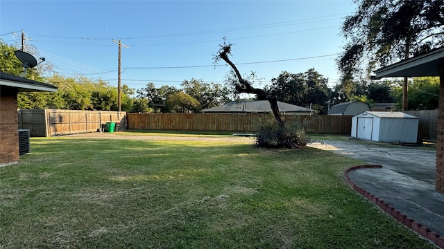 view of yard featuring a storage unit