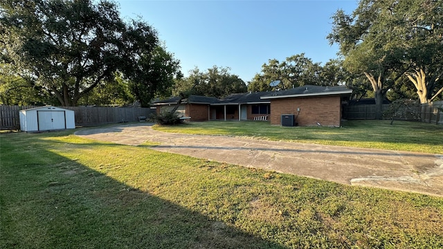 view of yard featuring a shed and cooling unit