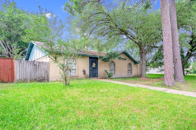 ranch-style home featuring a front lawn