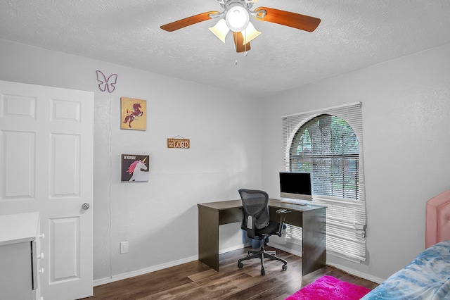 bedroom with dark wood-type flooring, a textured ceiling, and ceiling fan