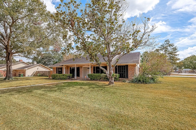 single story home featuring a front lawn