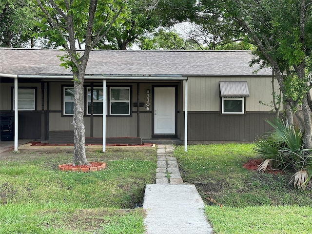 view of front of property featuring covered porch and a front lawn