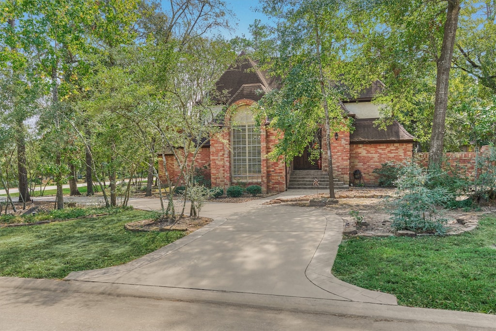 view of front of property featuring a front yard