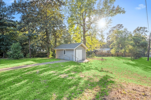 view of yard featuring an outdoor structure