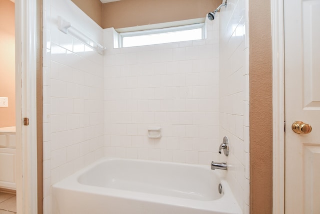 bathroom with tiled shower / bath