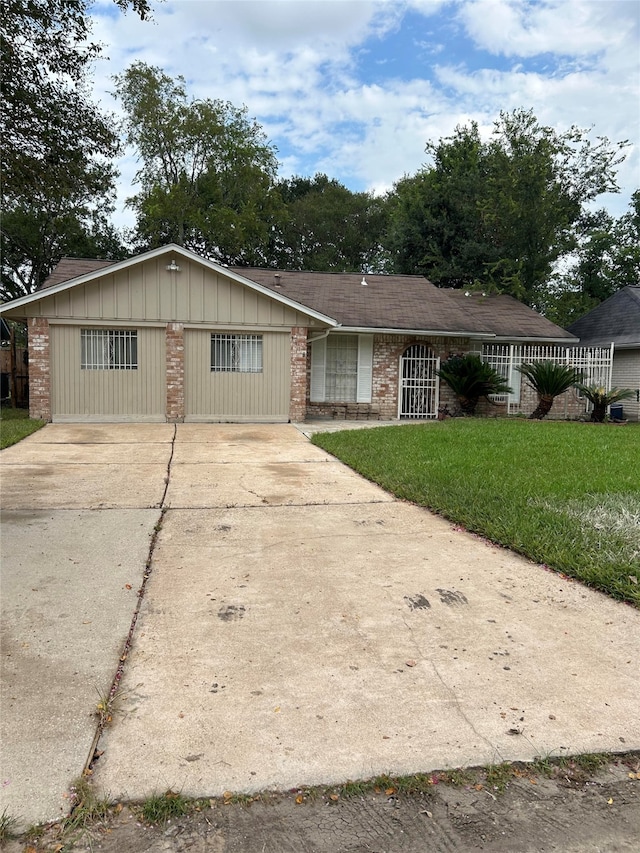 view of front facade with a front yard