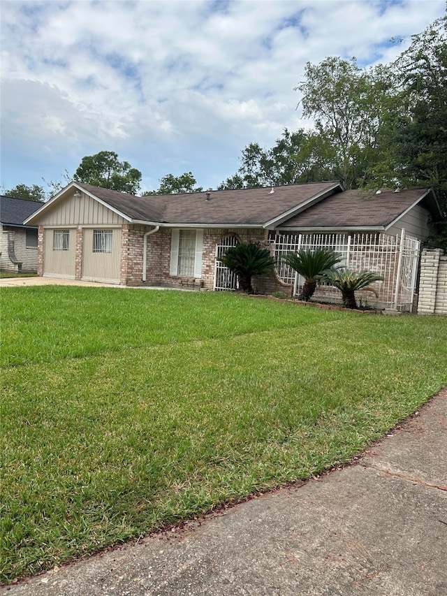 ranch-style home featuring a front lawn