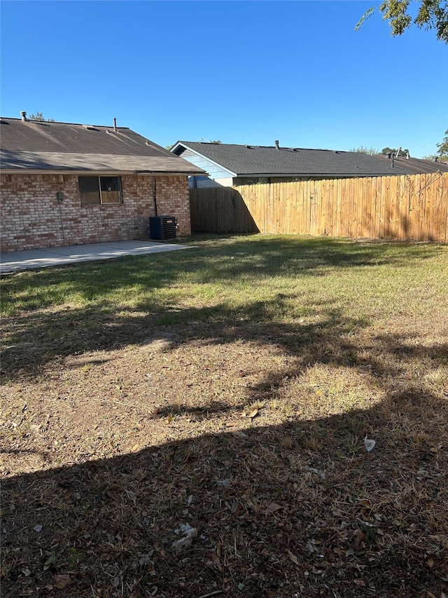 view of yard featuring a patio