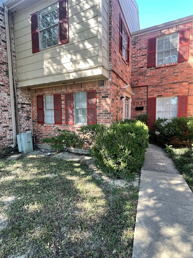 view of front of house featuring a front lawn