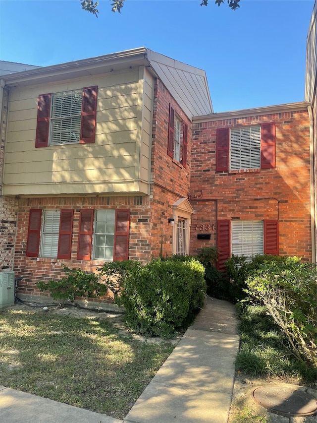 view of front of house featuring central AC and a front lawn