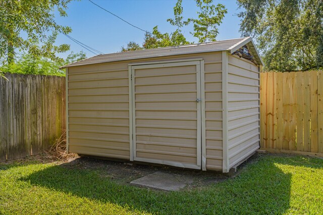 view of outdoor structure featuring a yard