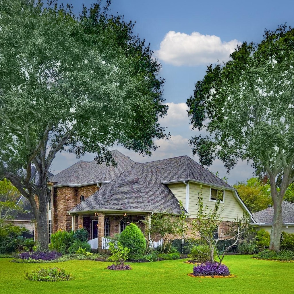 view of front facade featuring a front lawn