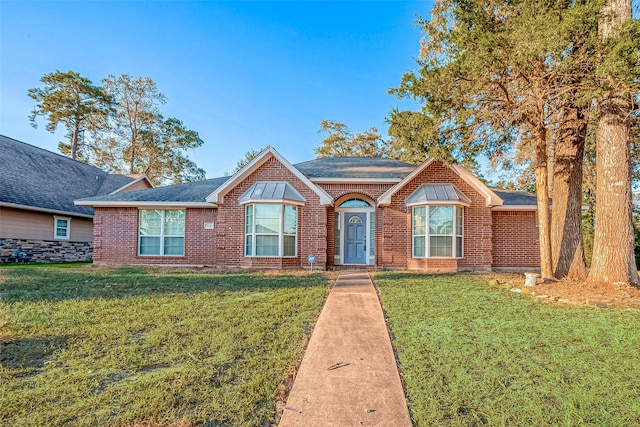 single story home featuring a front lawn