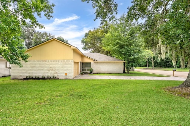 ranch-style house with a front yard