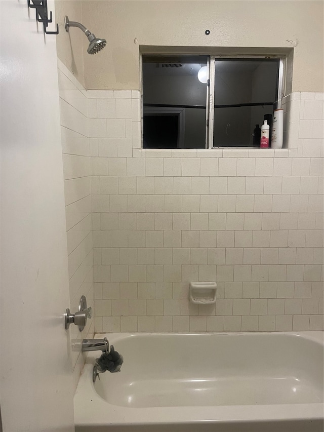 bathroom with tiled shower / bath combo