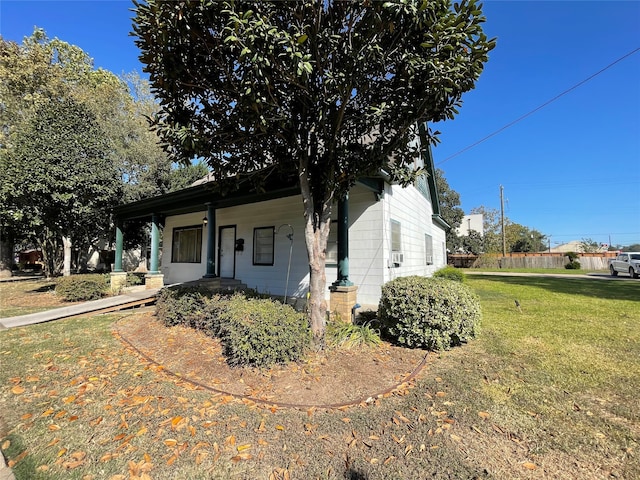 view of front facade with a front lawn