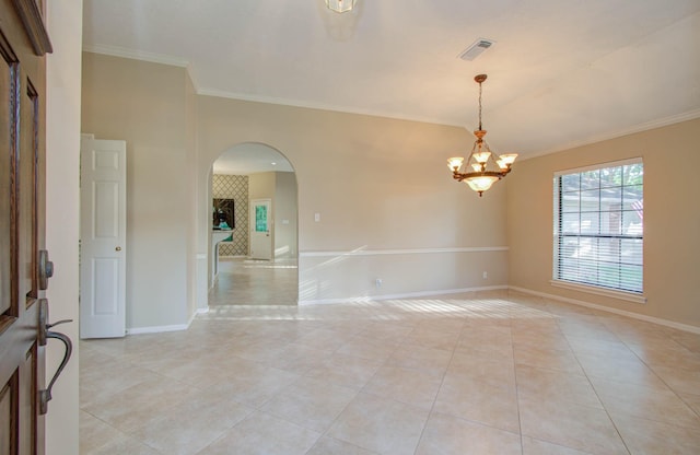 empty room with arched walkways, crown molding, visible vents, light tile patterned flooring, and a chandelier