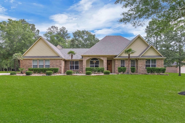 view of front of property featuring a front lawn