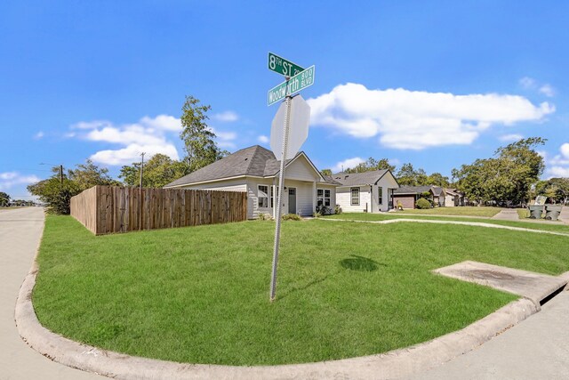 view of front of property with a front yard