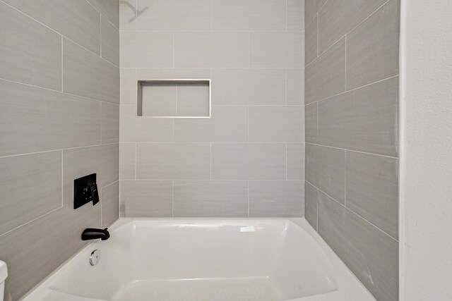 bathroom with tiled shower / bath