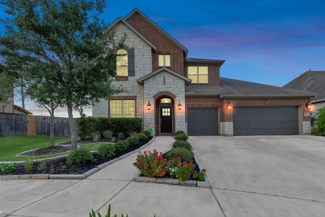 view of front of property featuring a yard