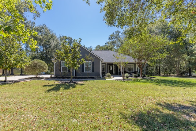 view of front of house featuring a front lawn