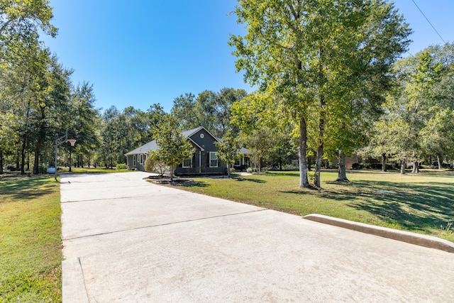 view of front of property featuring a front lawn