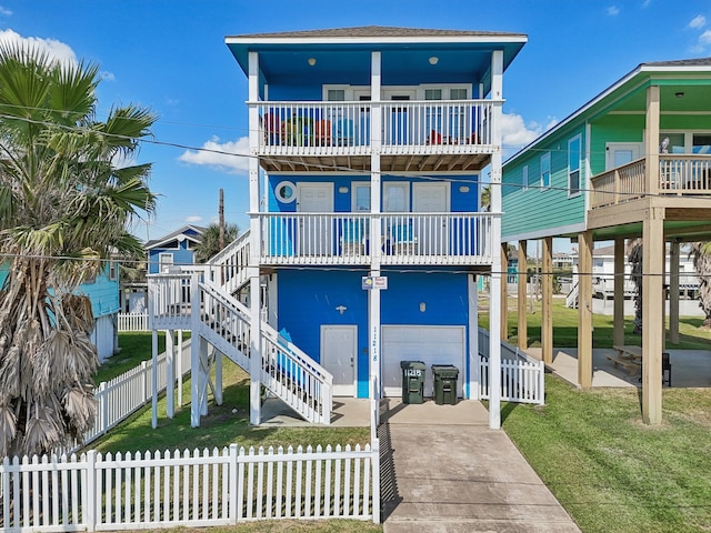 view of front of home featuring a front yard and a balcony