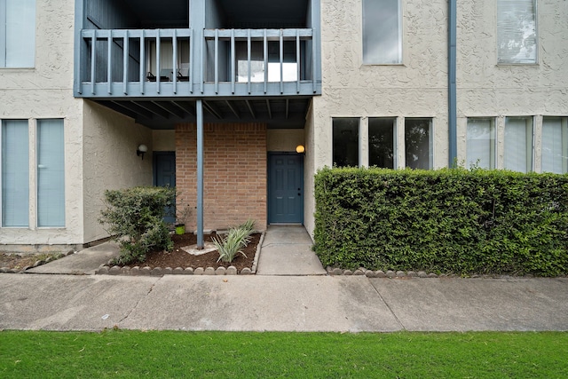 entrance to property featuring a balcony