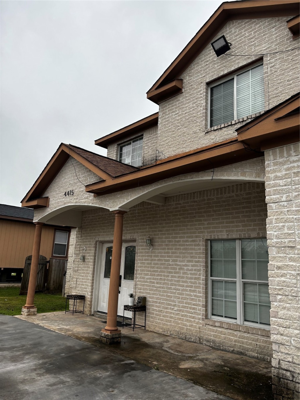 view of front of home featuring a patio area