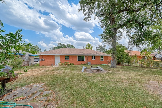 back of house featuring a lawn