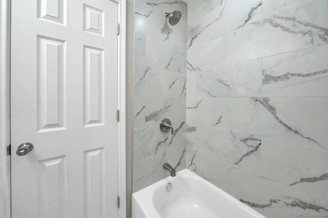 bathroom featuring tiled shower / bath