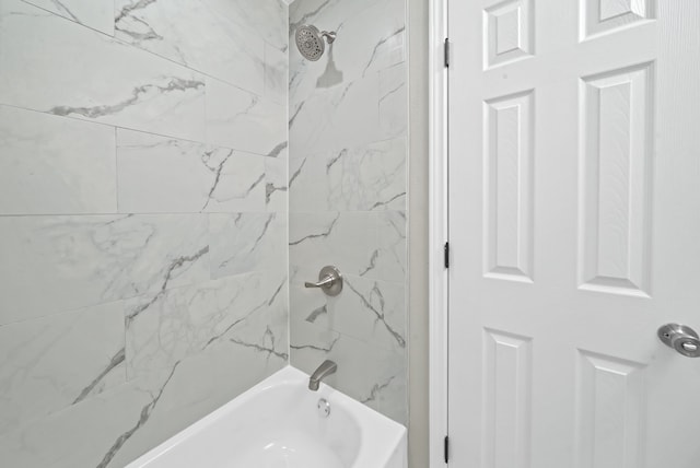 bathroom featuring tiled shower / bath combo