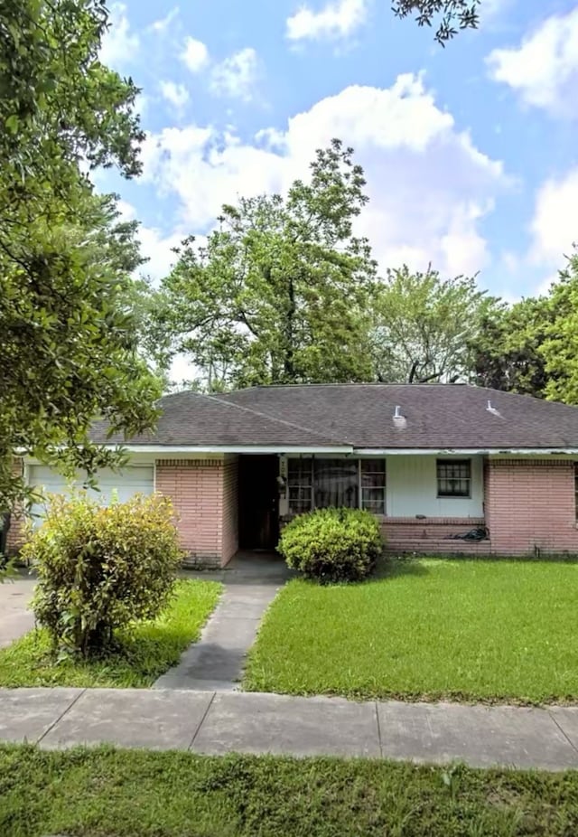 single story home with a front lawn