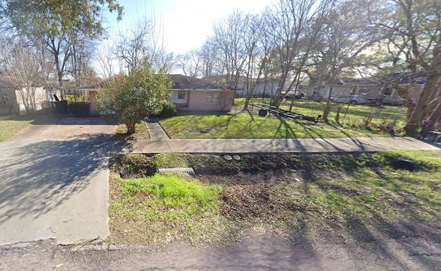 ranch-style house featuring a front yard